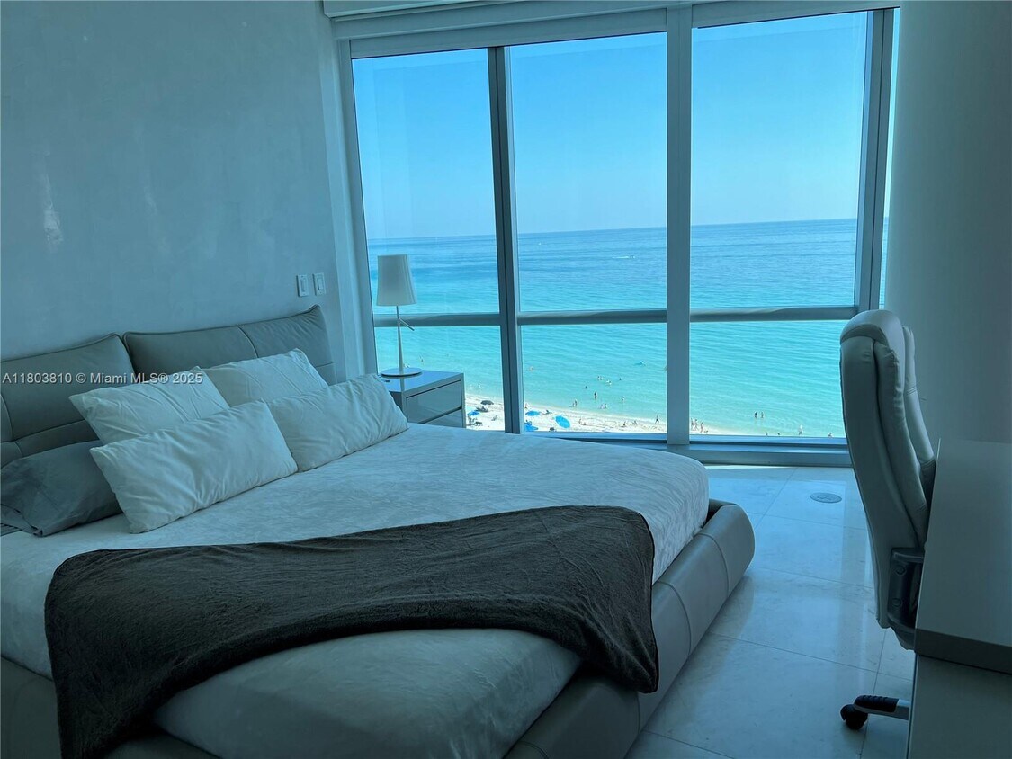 Foto principal - 17121 Collins Ave
