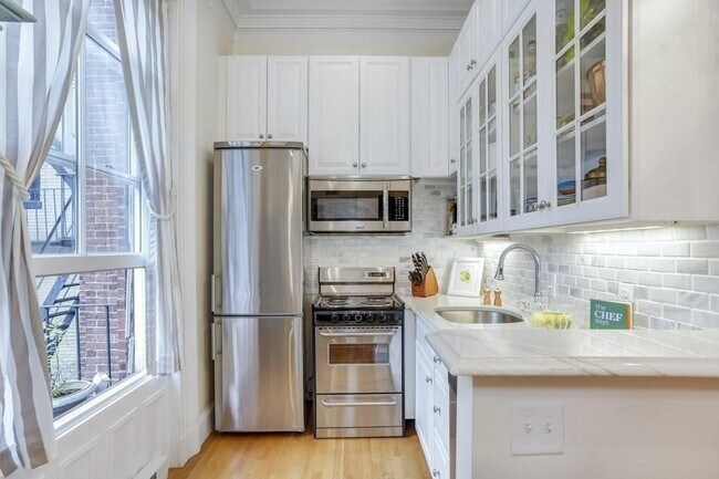 Building Photo - 376 Marlborough St