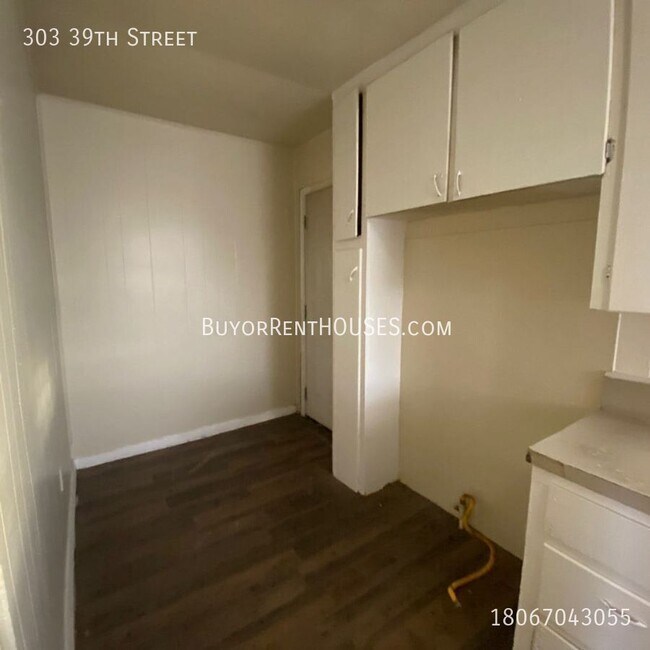 Building Photo - 303 39th St