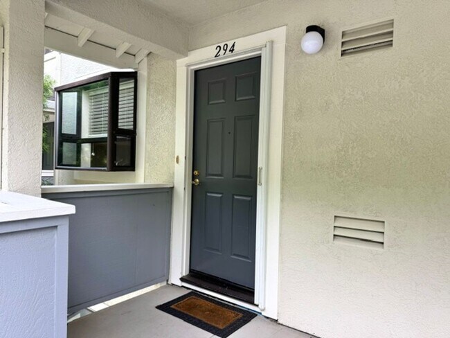 Foto del edificio - Beautiful upper level 2 story condo w/detached 1 car garage in Ashford Ct.