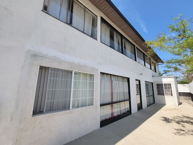 Foto del edificio - 5165-5165 1/2 Santa Monica Blvd