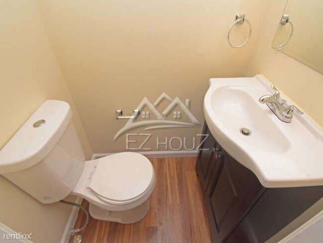 Foto del edificio - 3 br, 1 bath Apartment - 1633 N Spring St