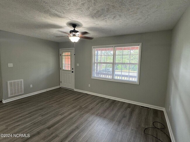 Foto del edificio - 1290 W Michigan Ave