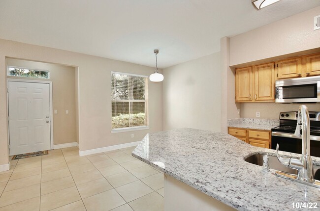 Building Photo - Beautiful 3/2 Spacious Condo with Lawn Car...
