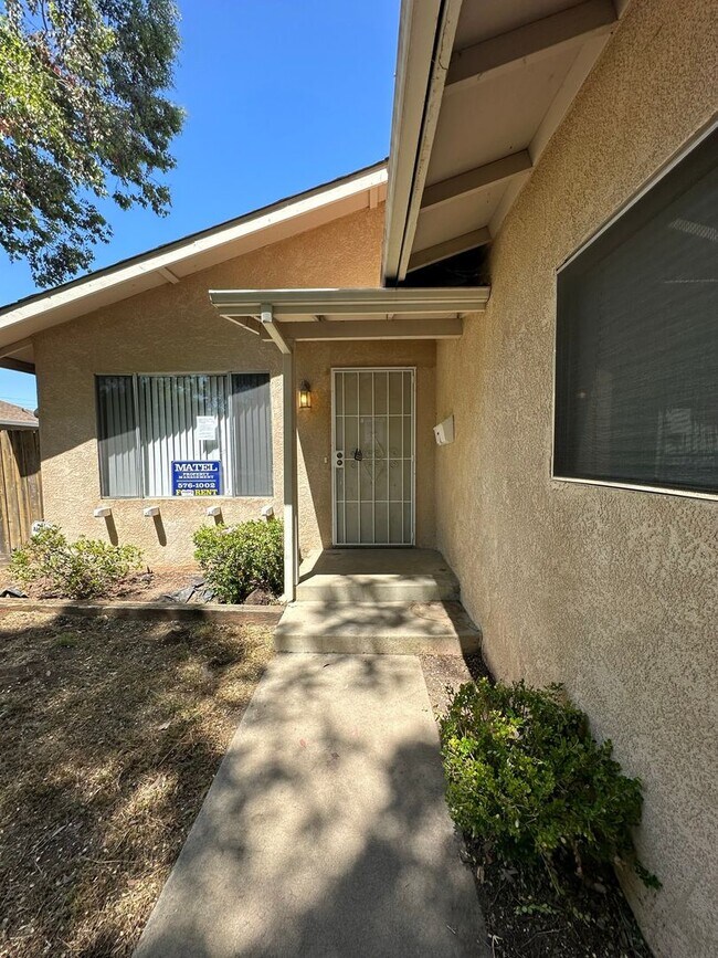 Building Photo - 537 Arrowhead Ct