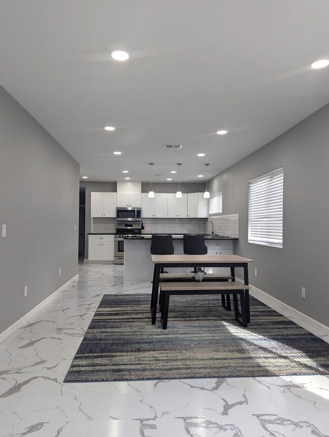 Building Photo - AVAILABLE NOW - $300 OFF 1ST FULL MONTH Modern Remodeled 3BR Home with Bonus Loft & Spacious Livi...