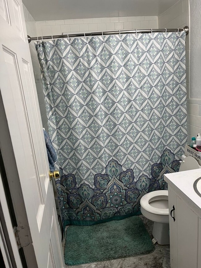 Building Photo - 1-Bedroom Apartment with Private Entrance ...