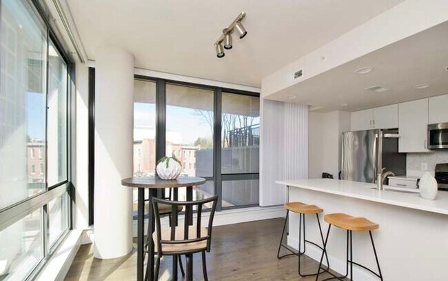 Foto del edificio - 2 Bedroom 2 Bathroom Modern Condo at The Lexicon, NoMa Neighborhood, Modern Appliances, Covered P...
