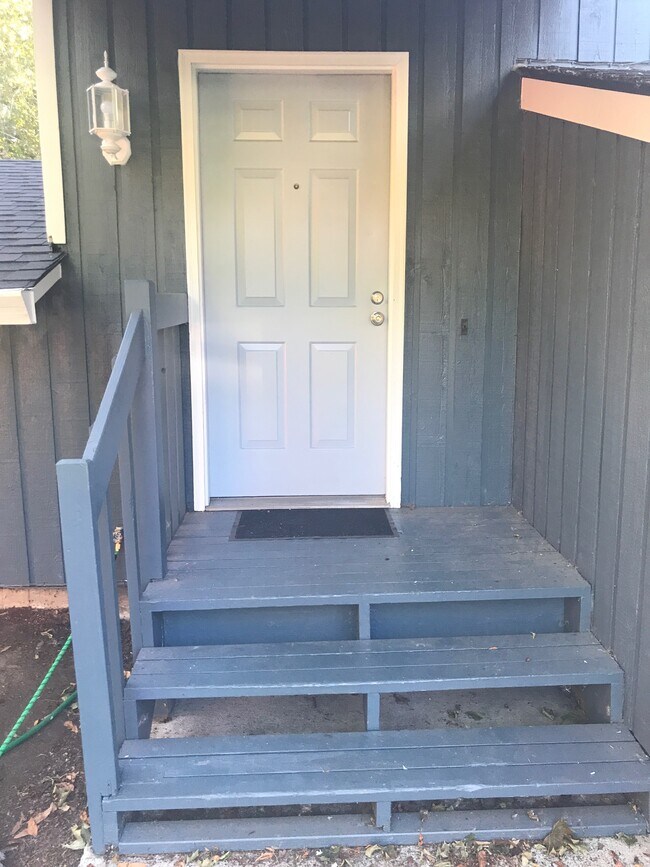 Puerta principal - 1237 SE Olvera Pl