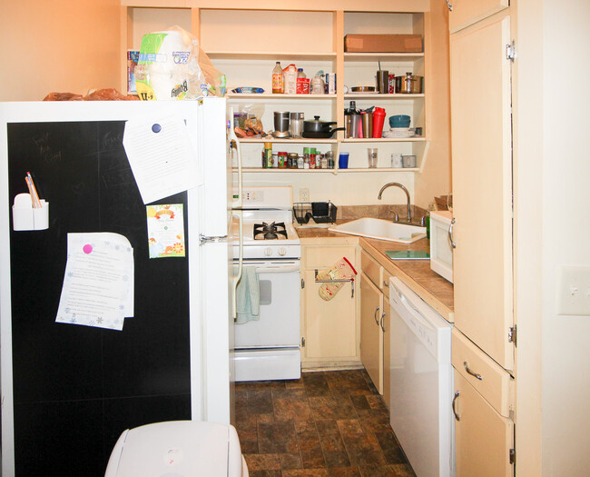 Building Photo - Downtown Apartment Close to CofC