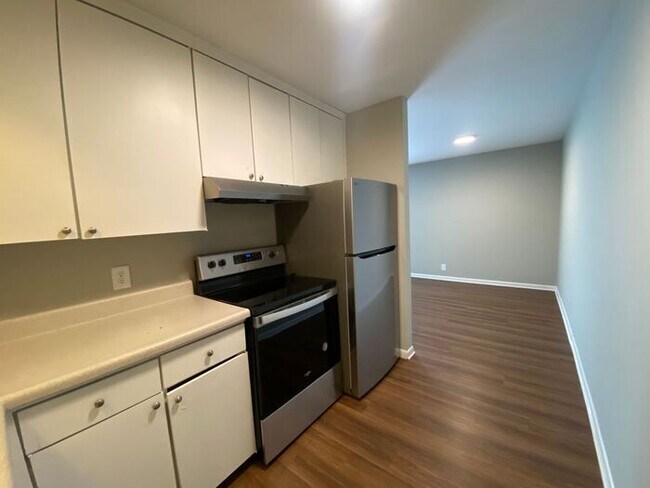 Foto del edificio - 2 Bedroom Unit was recently renovated. Liv...