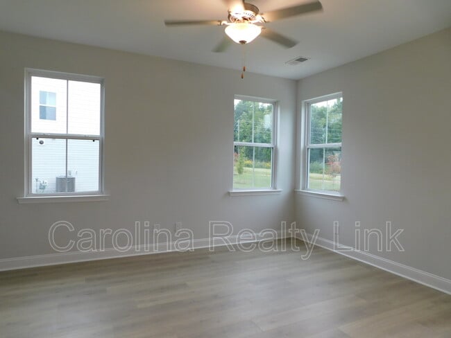 Building Photo - 147 E Fernwood St