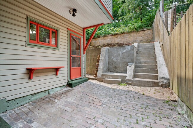 Building Photo - 2742 Shelly St