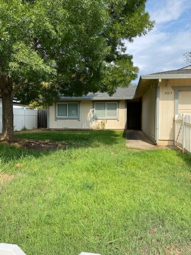 Building Photo - 3 BED 2 BATH HOUSE IN THE TWILIGHT SUBDIVI...