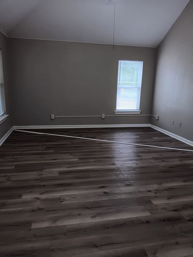 Building Photo - 3 Bed/2 Bath