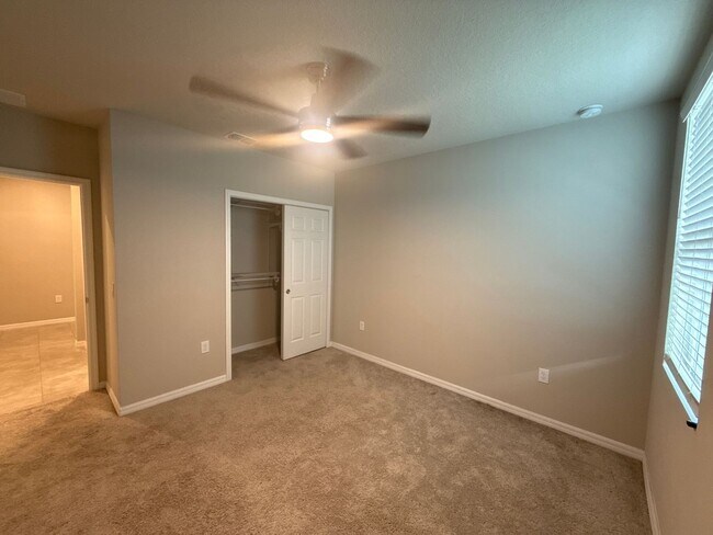 Foto del edificio - Stunning 4-bedroom, 3-bathroom, 2-stall garage, home. The only thing missing is you.