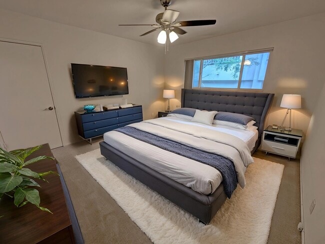 Building Photo - 833 S Plymouth Blvd