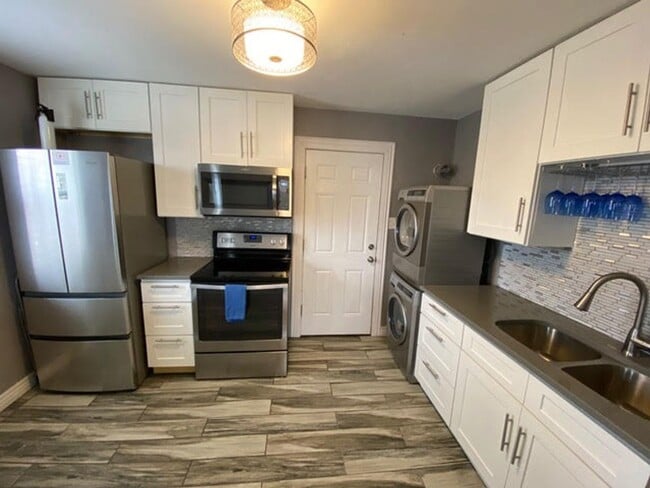 Building Photo - 2-BD 1BA Duplex with Huge Character & Minu...