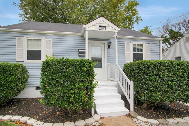 Foto del edificio - Well-Maintained Home with Spacious Yard and Screened Porch