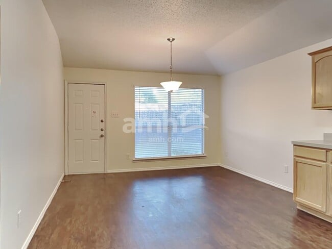Building Photo - 2708 Emerald Ln