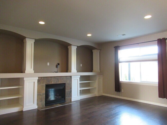 Foto del edificio - Gorgeous 5 bedroom 2.5 bath home in Lakeland Hills