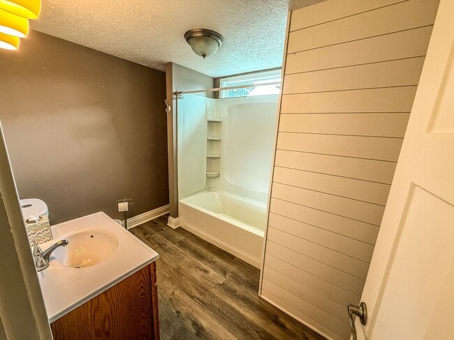 Building Photo - For Rent – Nicely Updated 3-Bedroom Home i...