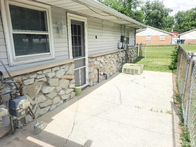 Building Photo - 3009 W Cypress Dr