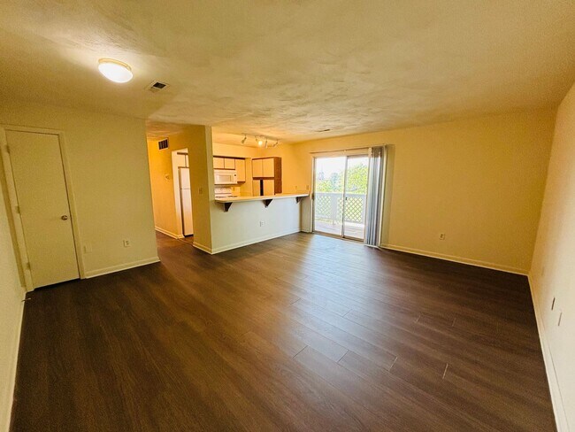 Building Photo - 3 Bedroom 2 Bath Condo