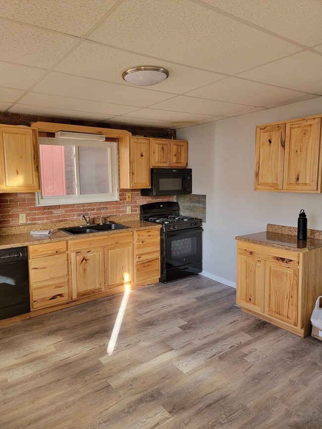 Kitchen - 307 Rustic Ave