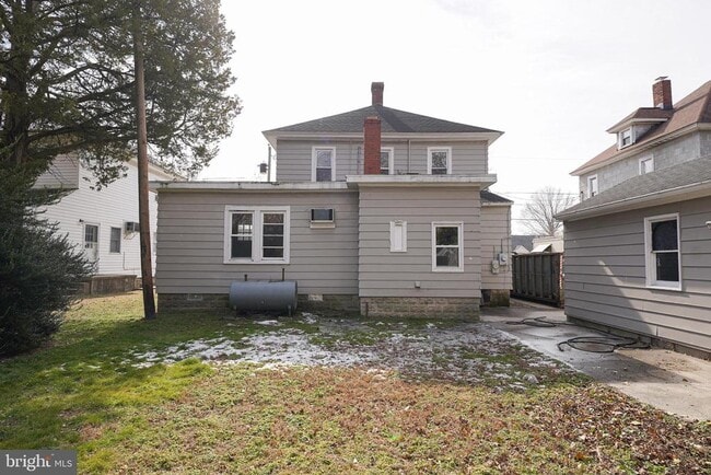 Building Photo - 305 E Pine St