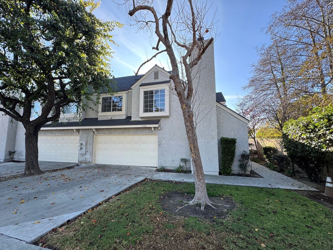 Foto del edificio - Spacious Central Ventura Townhome