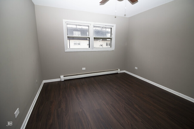 Building Photo - 5633 Edge Lake Dr