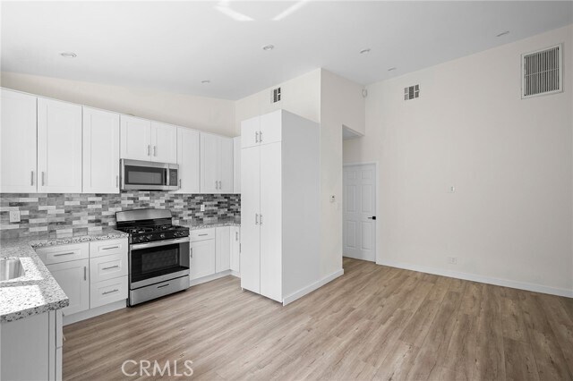 Foto del edificio - 10321 Sherman Grove Ave