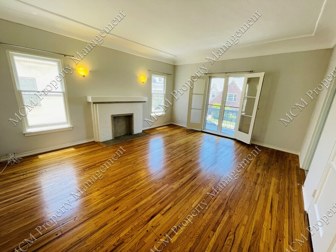Unit #201 Living Room - 640 S Detroit St