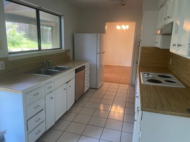 Kitchen + Breakfast space - 8400 Tallwood Dr