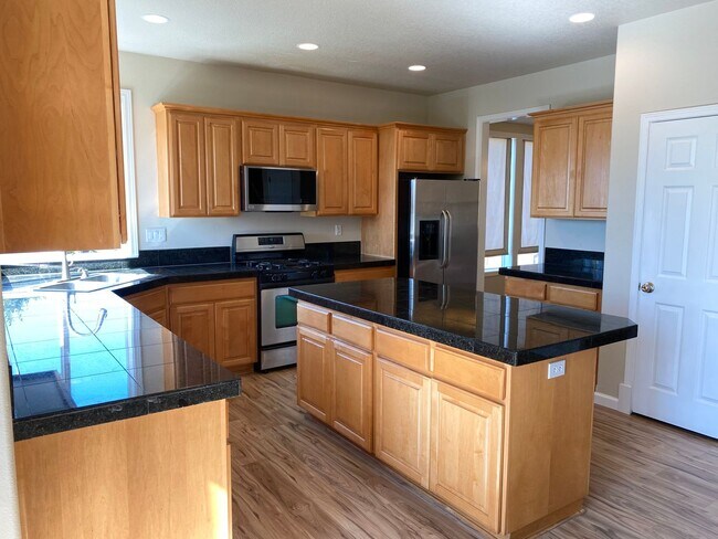 Building Photo - Beautiful 6 Bedroom Happy Valley Home!