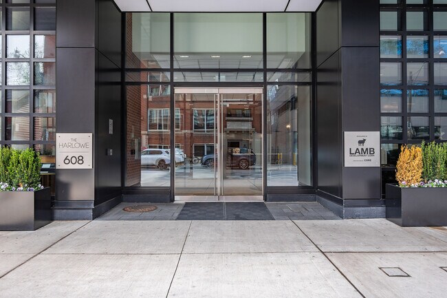 Photo du bâtiment - 608 Richmond St W