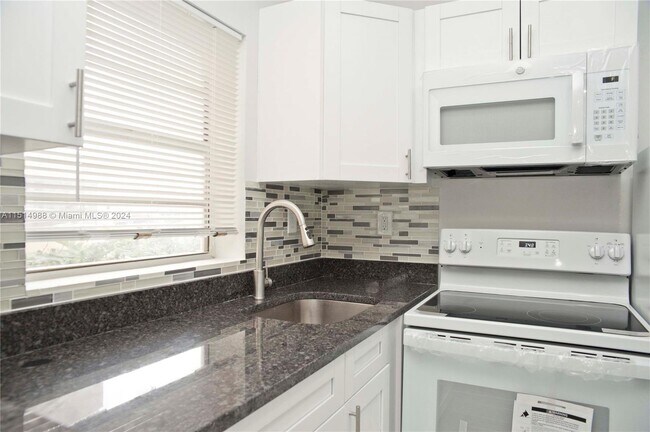 Building Photo - 4109 N Ocean Dr