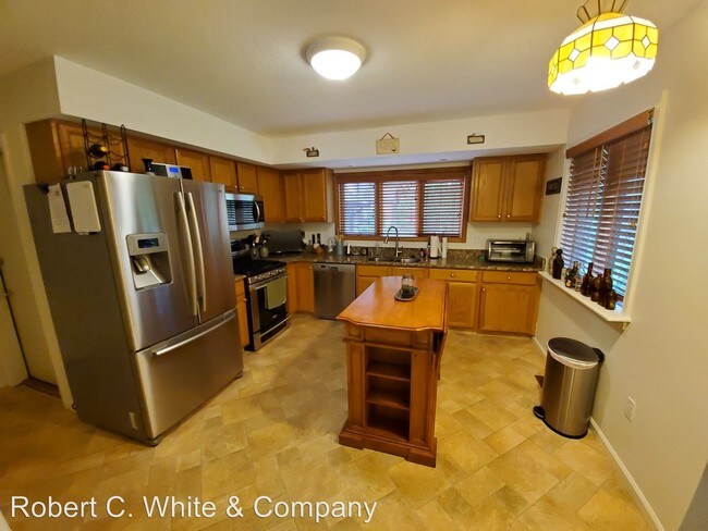 Building Photo - 2 br, 2.5 bath House - 8 Quail Court