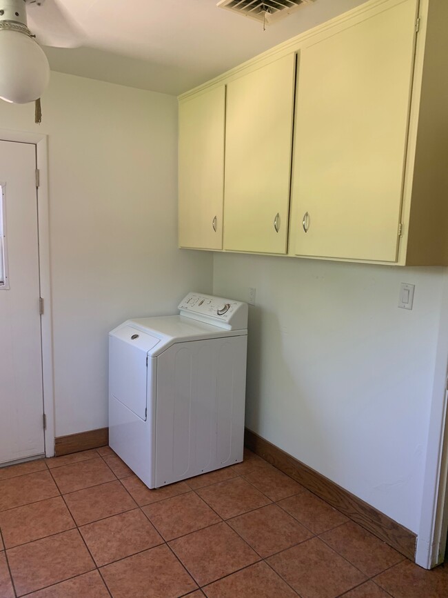 Laundry/Mudroom dryer/ Side door entry/walk in pantry - 85 W 200 S