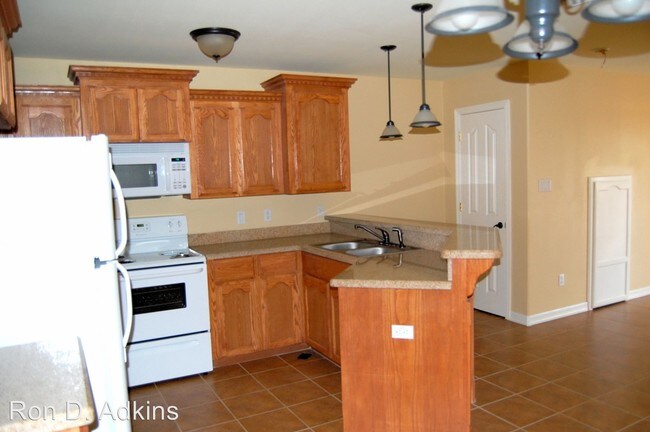 Building Photo - 1203 W Kiwi Ave