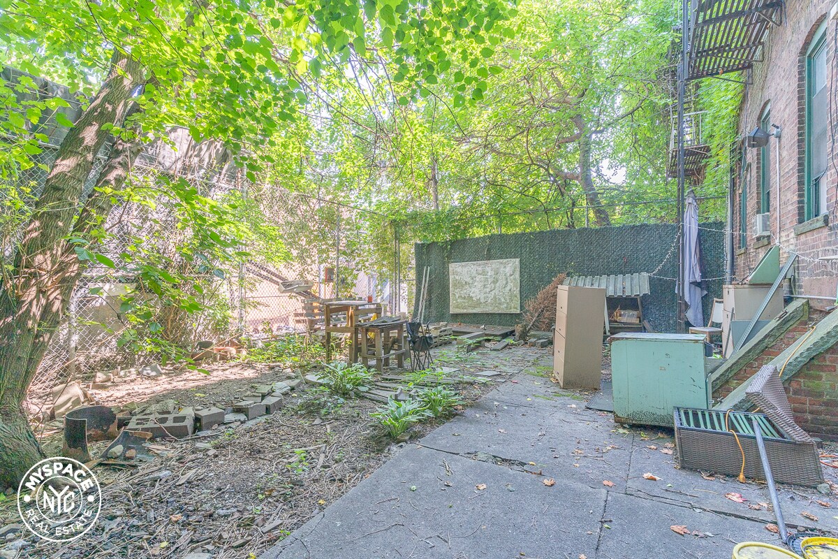 Primary Photo - 1011 Pacific St