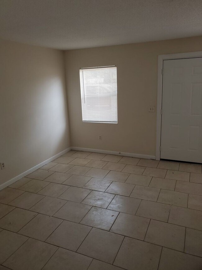 Building Photo - One Bedroom Apartment