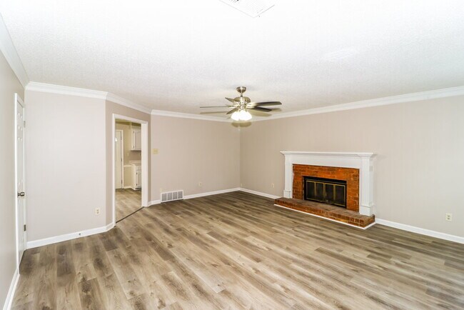 Foto del edificio - 329 Locust Grove Dr