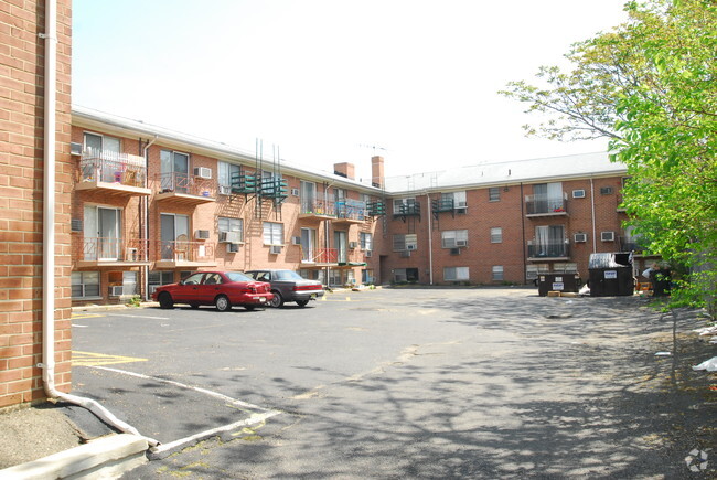 Building Photo - Lakeside apartments