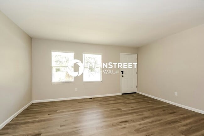 Building Photo - 3 Bedroom Pet-Friendly Home in Cincinnati, OH with Main Street Renewal