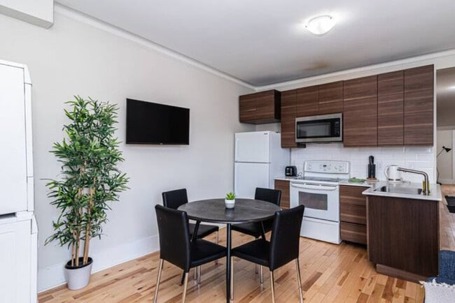 Building Photo - 926 Rue Saint-Philippe