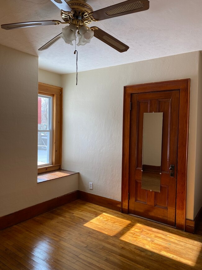 Building Photo - 527 Champlain St