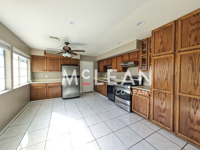 Building Photo - Classic 3 Bedroom 3 Bathroom Home in Palm Desert