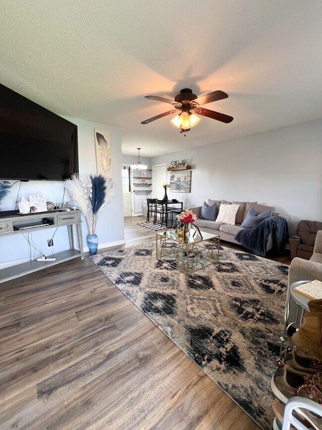 Foto del edificio - Single-Family Home in Oak Grove, KY--Large...